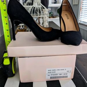 Classic Lyssa black pumps size 10
